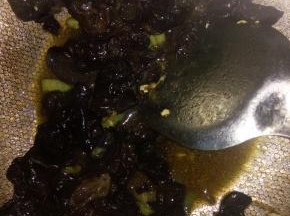 放木耳炒会，放盐，酱油，十三香。