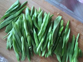 芸豆摘好切成长条状