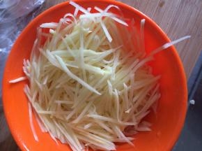 土豆擦成丝状