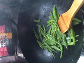 锅内放入适量水，把芸豆放入锅中翻炒五分钟左右