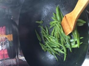 锅内放入适量水，把芸豆放入锅中翻炒五分钟左右