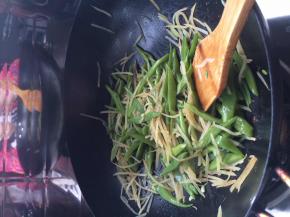 随后放入土豆翻炒！