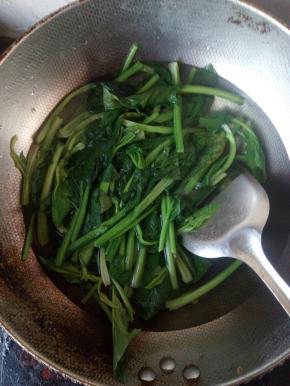 没菜在开水中焯一下。