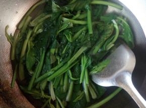 没菜在开水中焯一下。