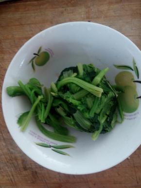 放冷水中，去除水份装碗里。