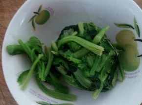 放冷水中，去除水份装碗里。