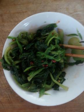 把辅料坢到波菜里。