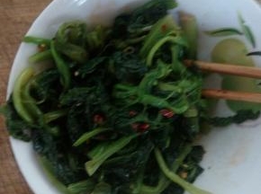 把辅料坢到波菜里。