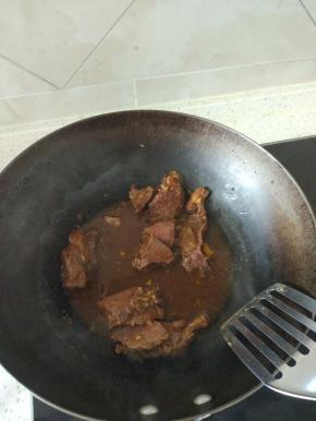 锅内放油没加入适量的酱牛肉