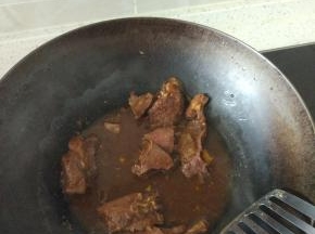 锅内放油没加入适量的酱牛肉