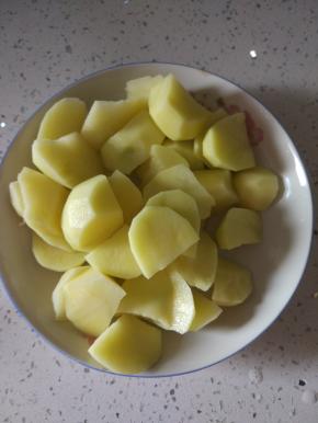 土豆去皮，切块
