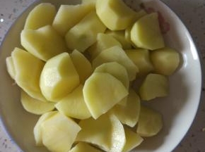 土豆去皮，切块