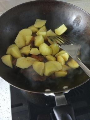 倒入锅内，加入适量的热水，没过食材，加入调味料，大火烧开