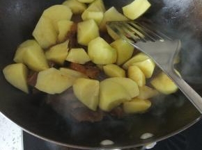 倒入锅内，加入适量的热水，没过食材，加入调味料，大火烧开