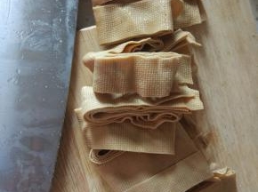 豆皮切丝备用