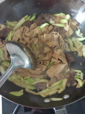 锅内少许油，加入豆皮西葫芦翻炒