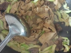 锅内少许油，加入豆皮西葫芦翻炒