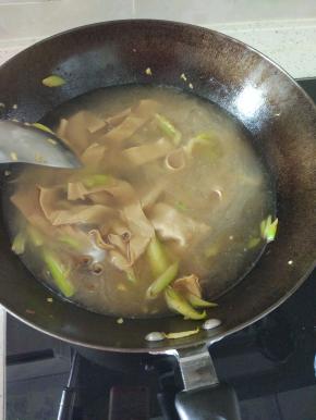 加入适量的水，烧开