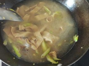 加入适量的水，烧开