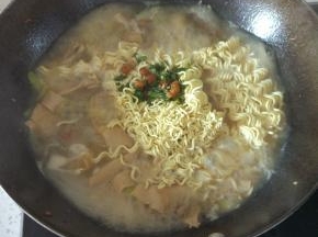 放入泡面