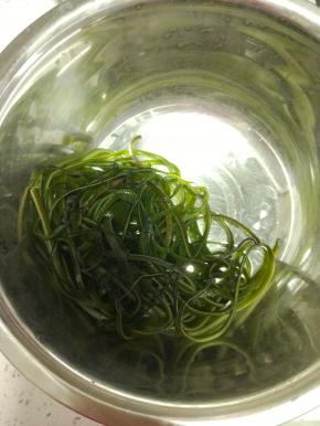 海带清洗干净备用