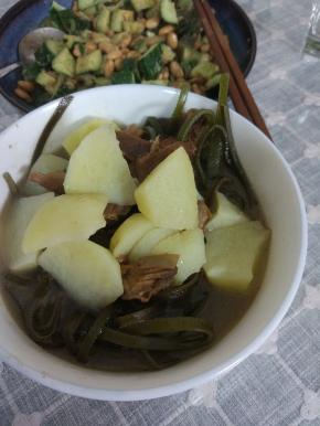 大火烧开，小火土豆变软即可，加入适量的盐调味出锅