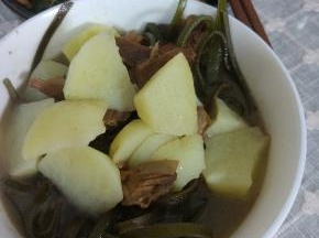 大火烧开，小火土豆变软即可，加入适量的盐调味出锅