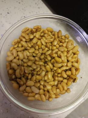 准备适量的熟黄豆