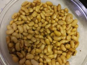 准备适量的熟黄豆