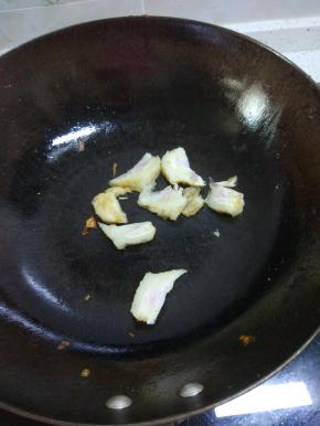 锅内放一点点的油，加入腊肉肥的部分，煸炒出油，放入瘦肉翻炒