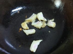 锅内放一点点的油，加入腊肉肥的部分，煸炒出油，放入瘦肉翻炒