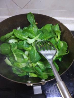 加入油菜，因为腊肉本身就是咸的，这里就不放其他调料了
