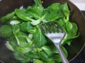 加入油菜，因为腊肉本身就是咸的，这里就不放其他调料了