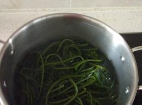 海带清洗干净，焯热水