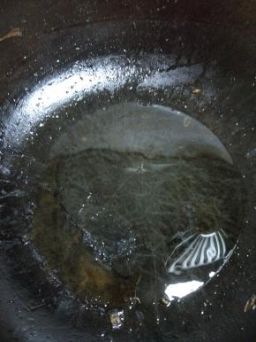 锅内放少许的油，加入腊肉炒出油