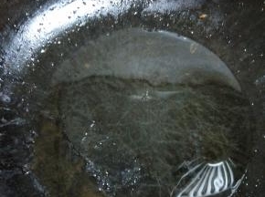 锅内放少许的油，加入腊肉炒出油