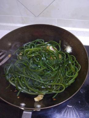 放入海带，加入适量的热水，海带炖烂