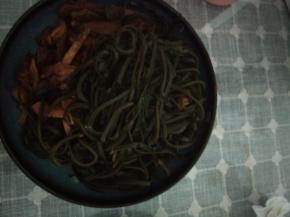 因为腊肉本身就是咸的这里就不在放盐啦。拍照忘了开灯，乌黑 O(∩_∩)O~