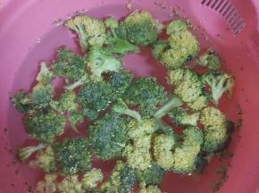 西蓝花适量掰小块，放盐水浸泡二十分钟，焯热水备用