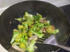 锅内放少许油，加入腊肉进行翻炒，倒入西蓝花
