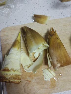 鲜笋去除外面的硬皮