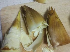 鲜笋去除外面的硬皮