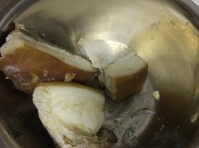 准备腊肉适量