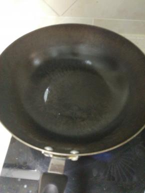 锅内放少许的油