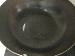 锅内放少许的油