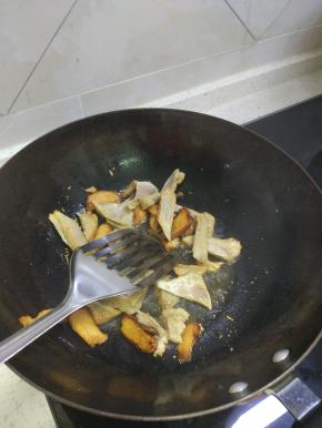 加入腊肉翻炒