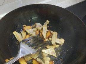 加入腊肉翻炒