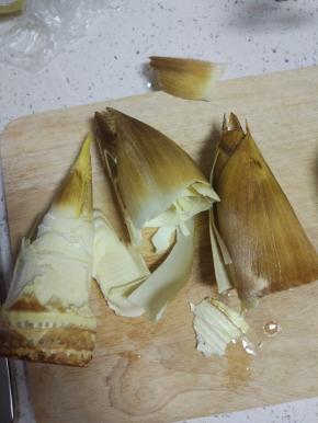 鲜笋去皮