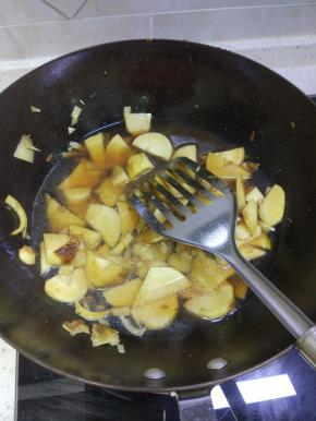 锅内放少许油，倒入鲜笋爆炒，加入调味料，放水适量的开水