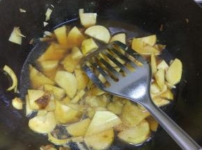 锅内放少许油，倒入鲜笋爆炒，加入调味料，放水适量的开水